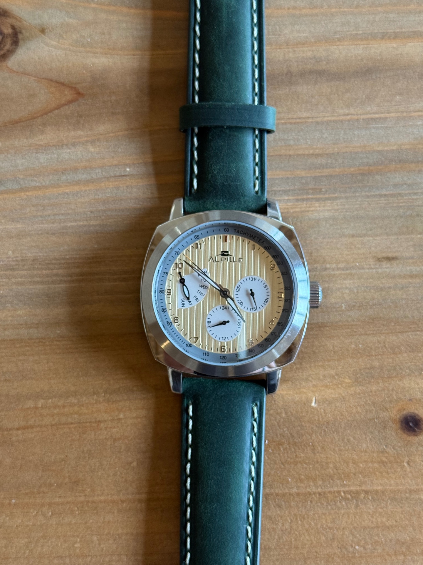 Cadran chronographe ALPILLE, détail du cadran strié et des compteurs