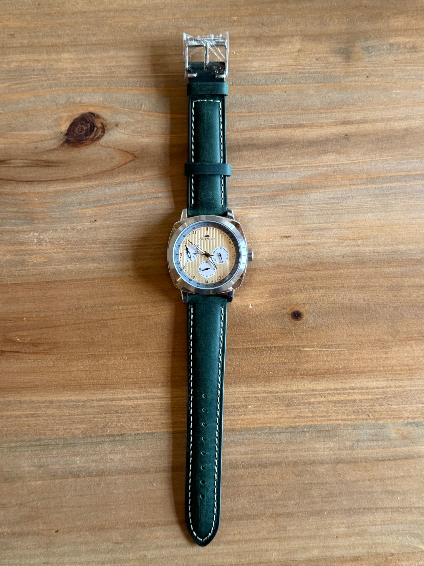 Montre ALPILLE vue complète, chronographe avec bracelet cuir vert olive